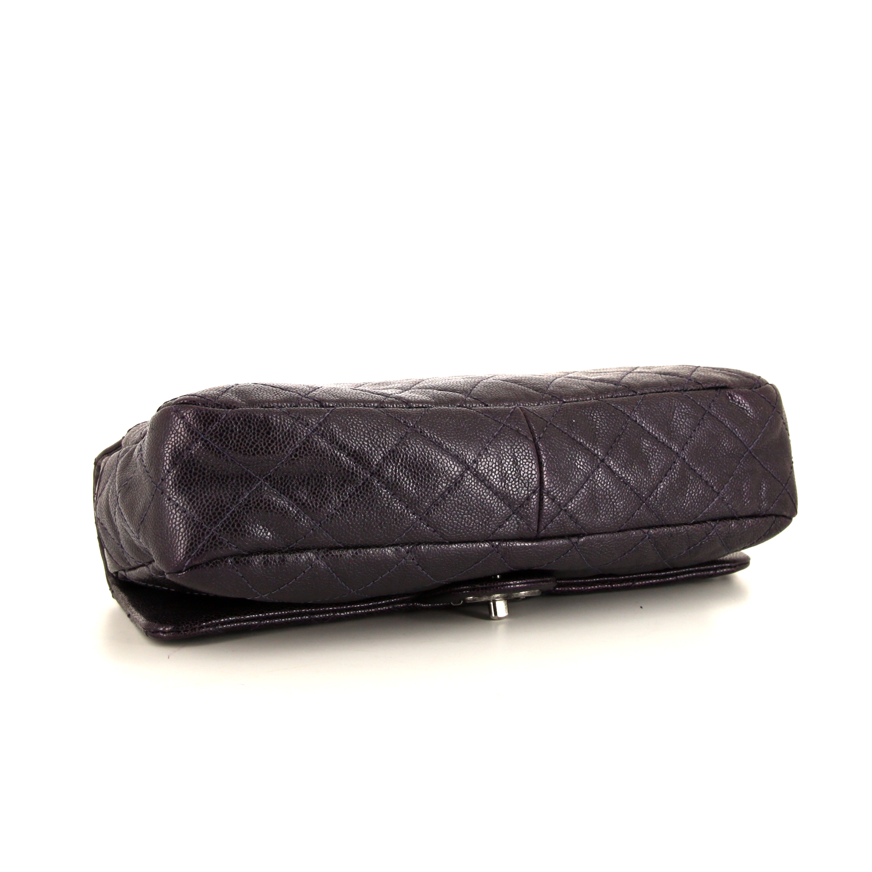 Borsa a tracolla Chanel Timeless jumbo in pelle martellata e trapuntata viola - Detail D5