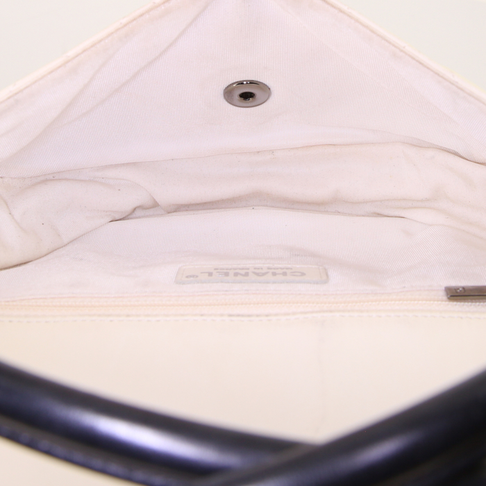 Sac à main Chanel Hula Hoop en cuir matelassé beige - Detail D2
