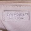 Bolso de mano Chanel Hula Hoop en cuero acolchado beige - Detail D3 thumbnail
