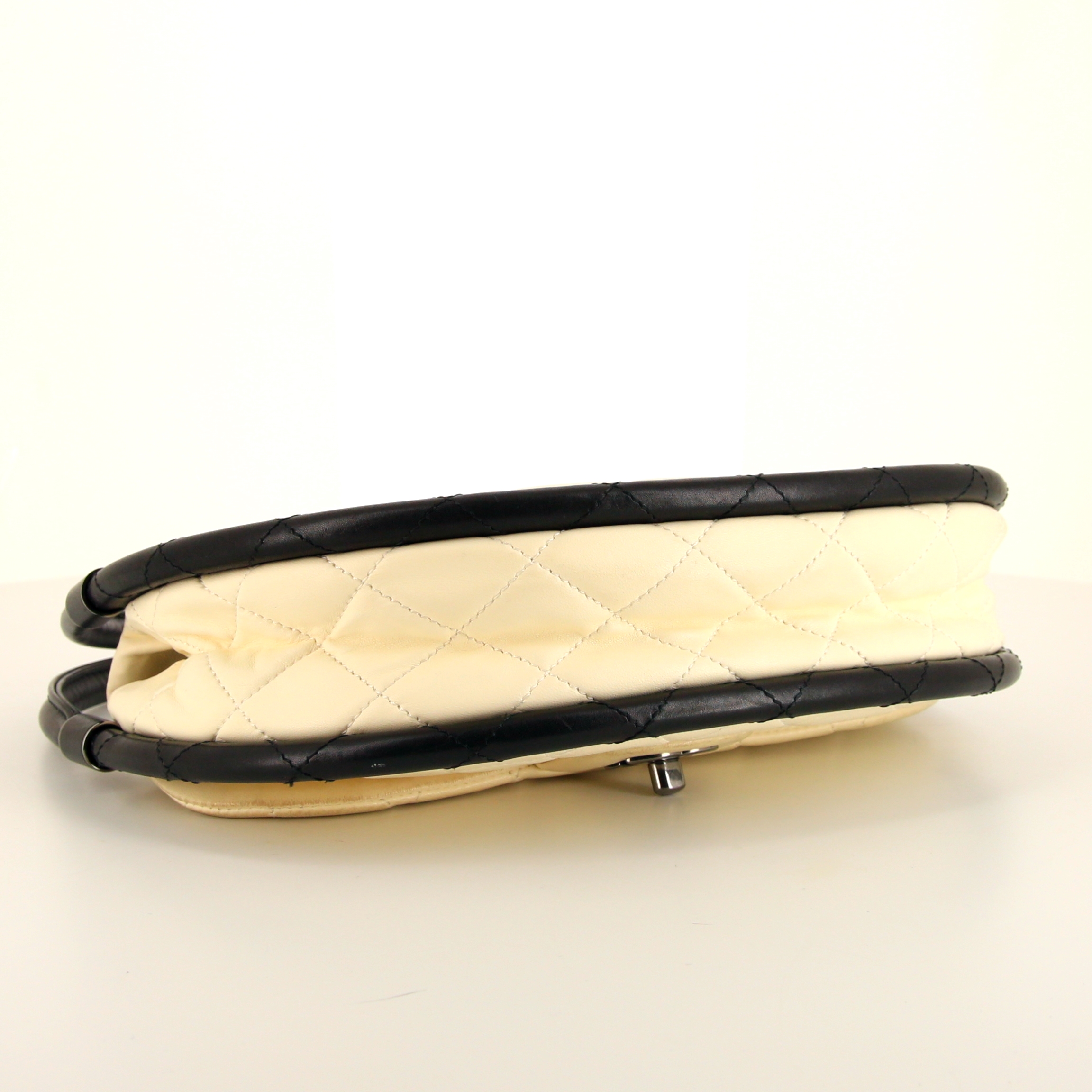 Sac à main Chanel Hula Hoop en cuir matelassé beige - Detail D4