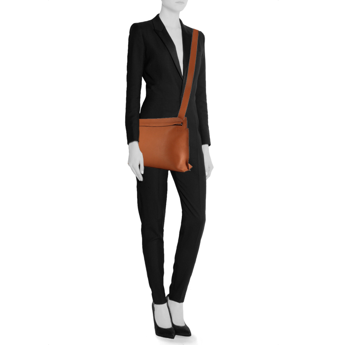 Loewe shoulder bag in brown grained leather - Detail D1
