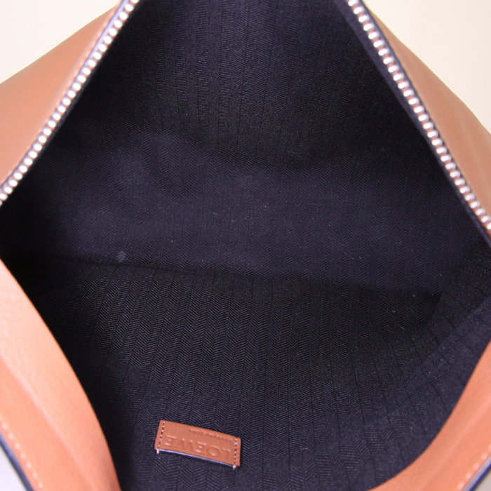 Borsa a tracolla Loewe in pelle martellata marrone - Detail D2