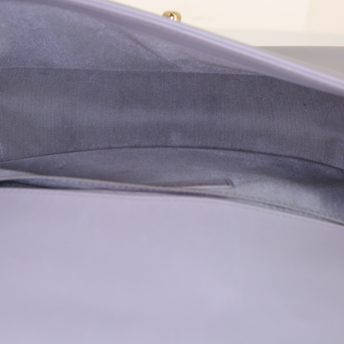 Bolso bandolera Chanel Boy en cuero acolchado gris - Detail D3