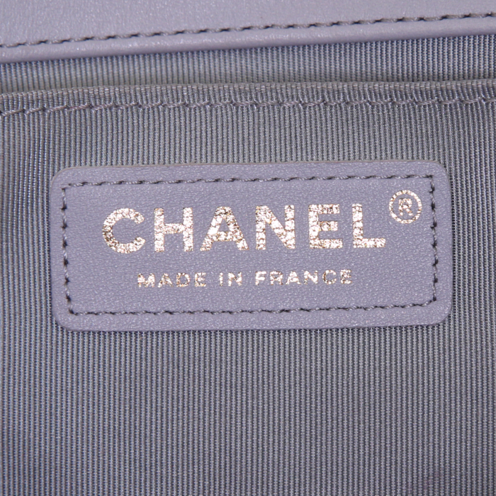 Borsa a tracolla Chanel Boy in pelle trapuntata grigia - Detail D4