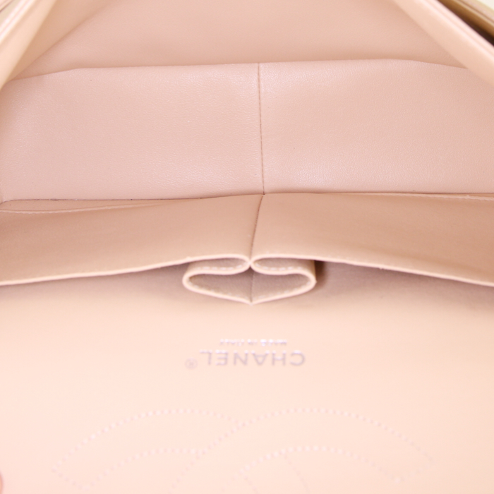 Sac bandoulière Chanel Timeless jumbo en cuir grainé matelassé beige - Detail D3