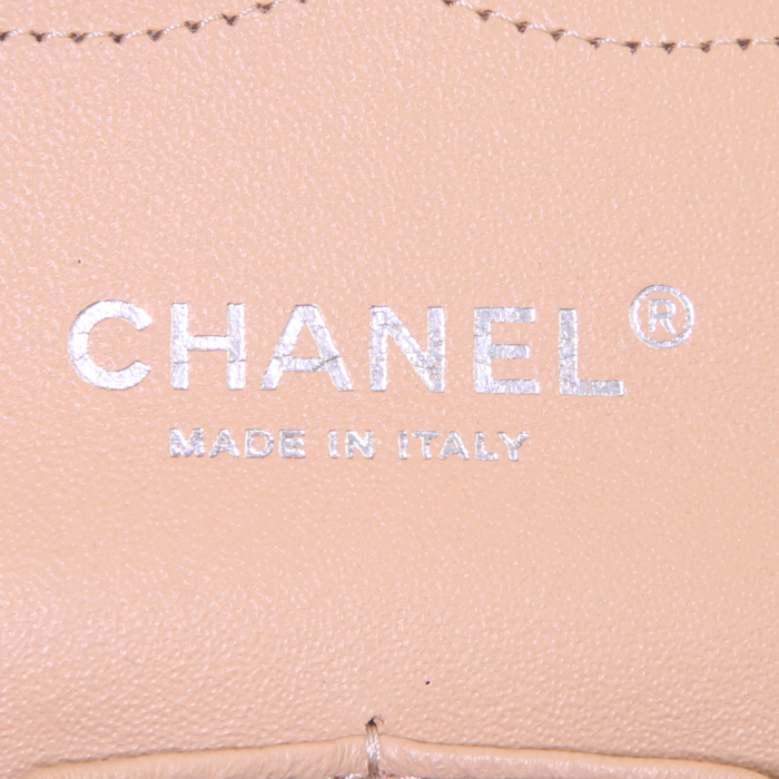 Chanel Timeless jumbo shoulder bag in beige quilted grained leather - Detail D4