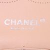 Chanel Timeless jumbo shoulder bag in beige quilted grained leather - Detail D4 thumbnail