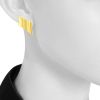Paire de boucles d'oreilles Vhernier Vague en or jaune - Detail D1 thumbnail