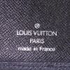 Billetera Louis Vuitton Marco en cuero taiga negro - Detail D2 thumbnail