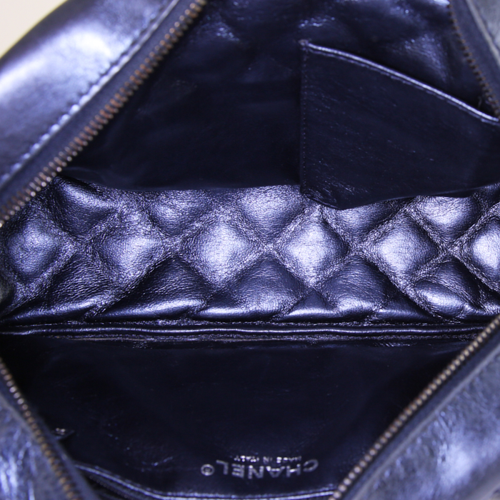 Sac à main Chanel Camera en cuir matelassé bleu métallisé - Detail D3