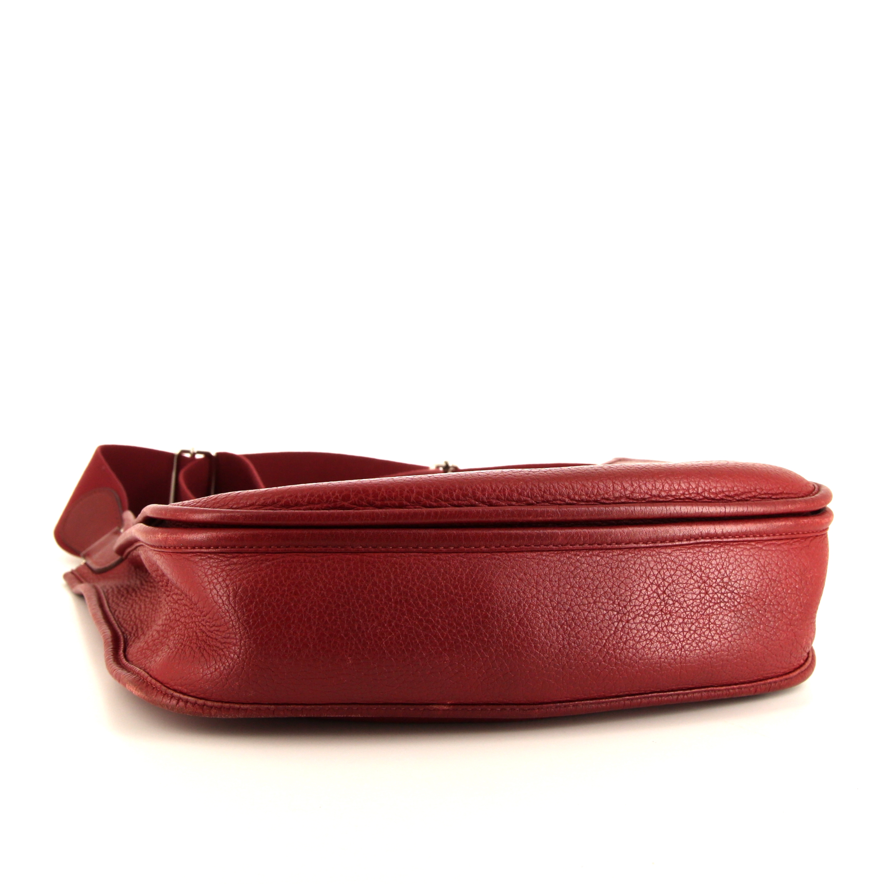 Bolso bandolera Hermes Evelyne modelo pequeño en cuero togo rojo - Detail D4