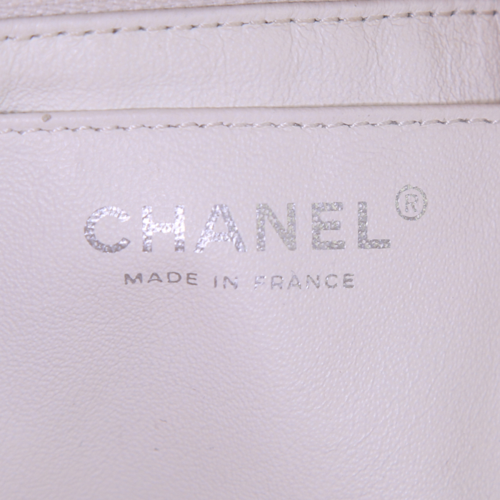 Bolso de mano Chanel Timeless Maxi Jumbo en cuero granulado acolchado blanco - Detail D4