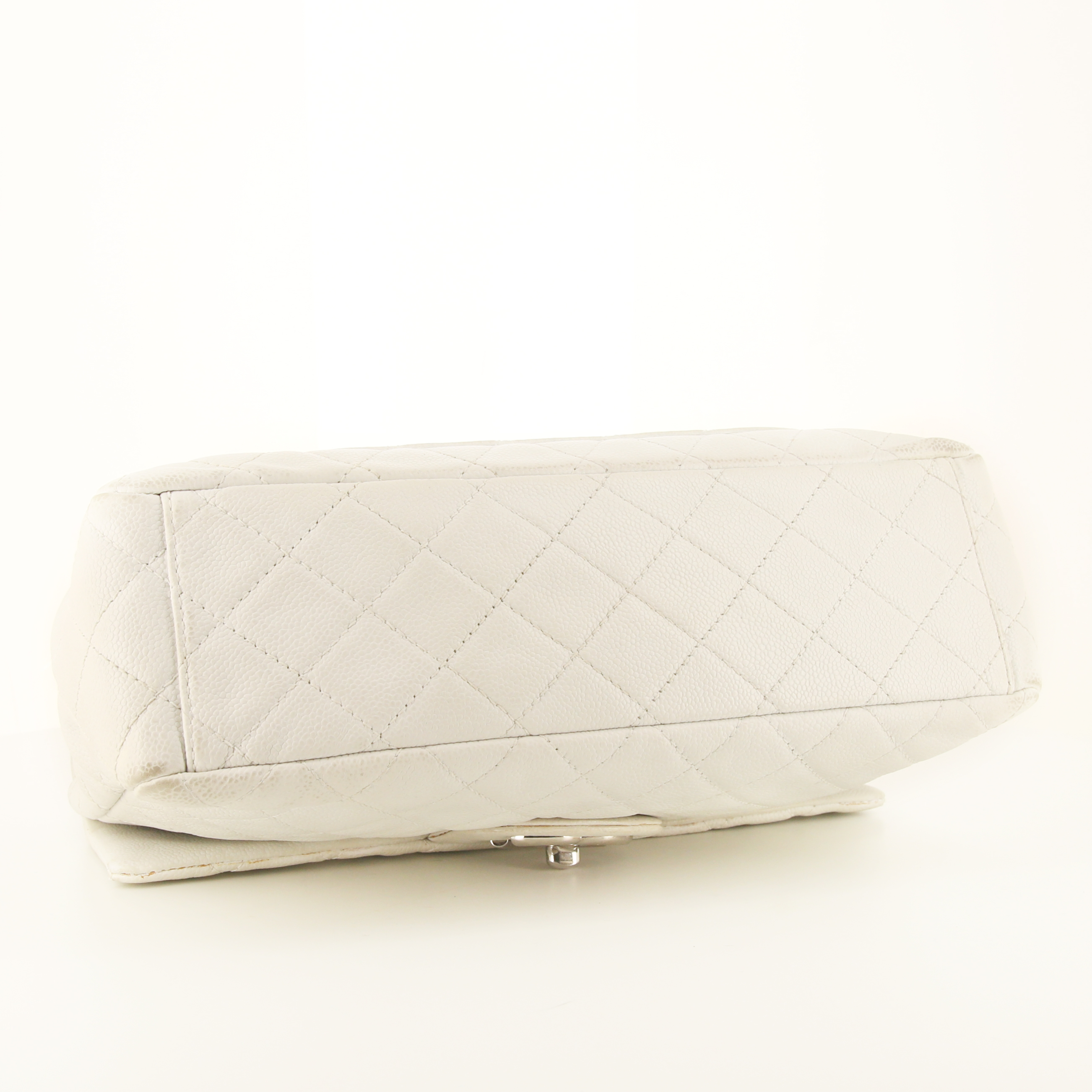 Sac à main Chanel Timeless Maxi Jumbo en cuir grainé matelassé blanc - Detail D5