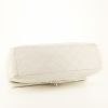 Chanel Timeless Maxi Jumbo handbag in white quilted grained leather - Detail D5 thumbnail