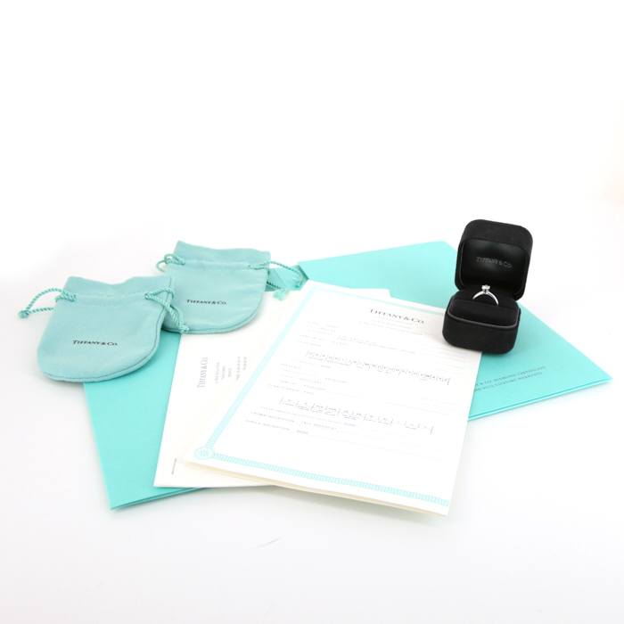 Bague solitaire Tiffany 
Co Setting en platine et diamant de 0,42 carat - Detail D2