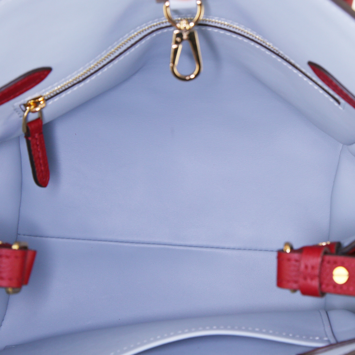Louis Vuitton Milla small model handbag in red grained leather - Detail D3