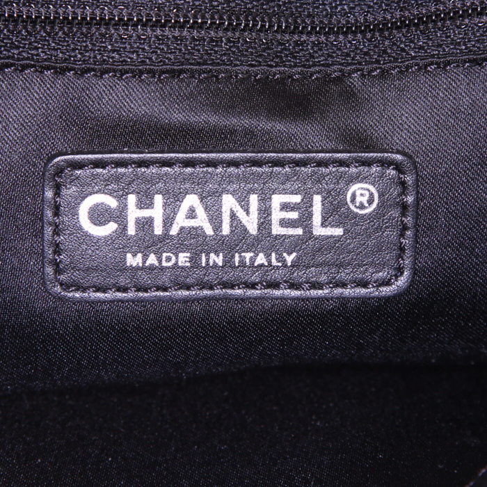 Chanel Timeless jumbo bag worn on the shoulder or carried in the hand in black and white tweed - Detail D4