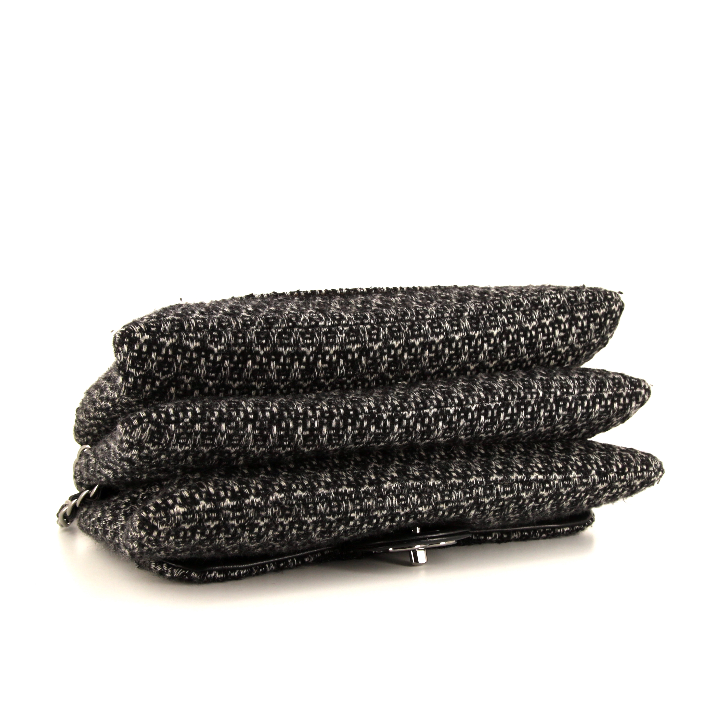Sac porté épaule ou main Chanel Timeless jumbo en tweed noir et blanc - Detail D5