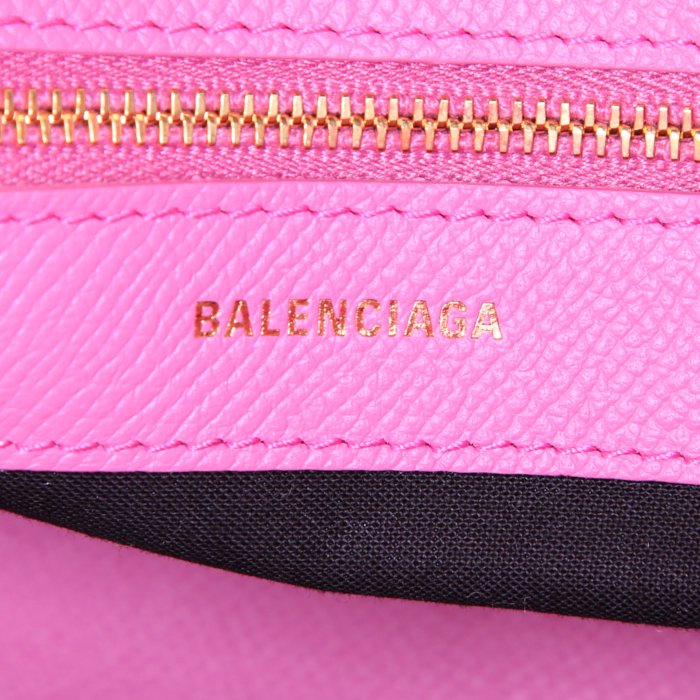 Bolso de mano Balenciaga Ville Top Handle en cuero rosa - Detail D4