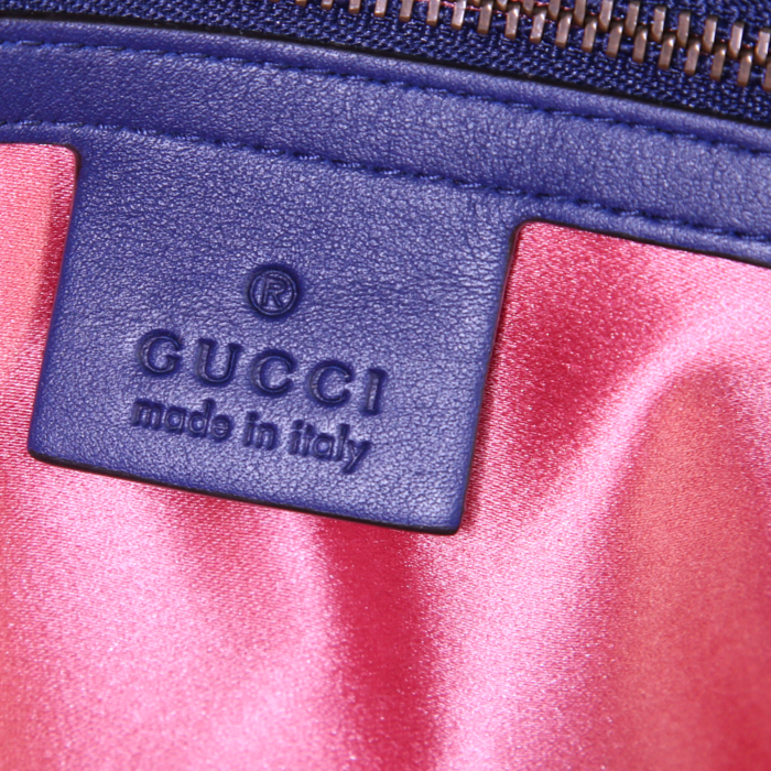 Sac bandoulière Gucci GG Marmont petit modèle en velours matelassé bleu - Detail D4