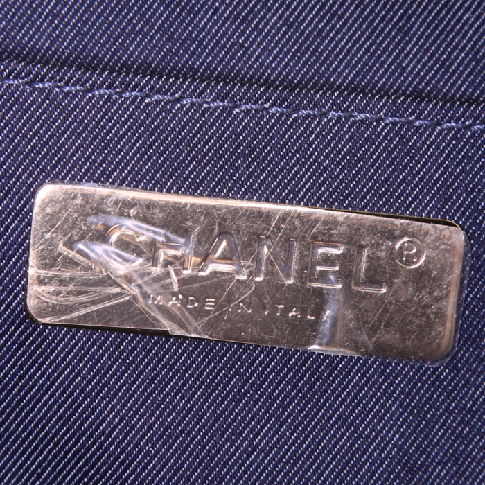 Borsa a tracolla Chanel Editions Limitées in pelle blu marino - Detail D4