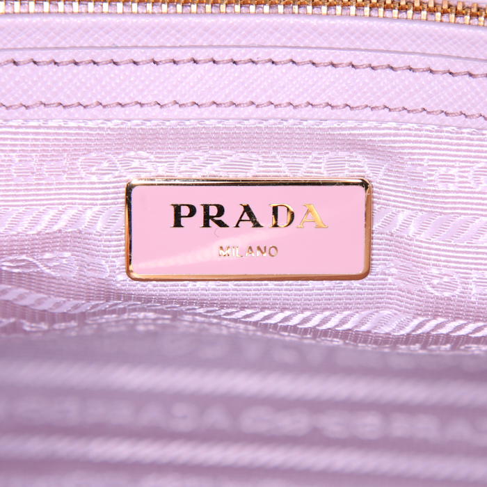 Sac à main Prada Galleria petit modèle en cuir saffiano parme - Detail D4