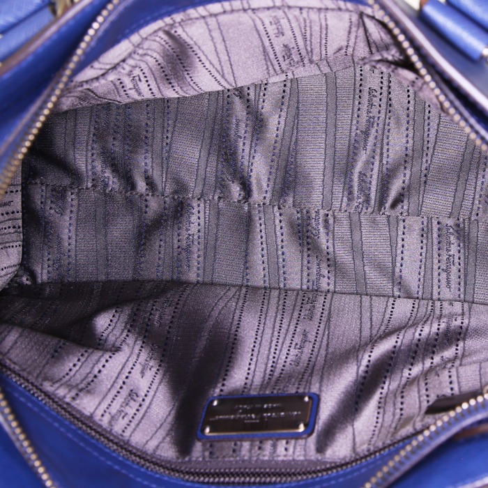 Salvatore Ferragamo handbag in blue leather - Detail D2