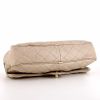 Chanel Timeless jumbo shoulder bag in beige quilted grained leather - Detail D5 thumbnail