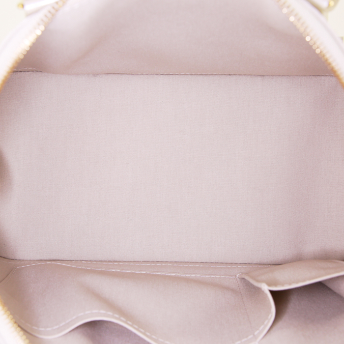 Sac à main Louis Vuitton Alma petit modèle en cuir verni monogram crème - Detail D2
