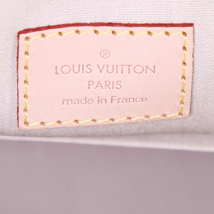 Sac à main Louis Vuitton Alma petit modèle en cuir verni monogram crème - Detail D3