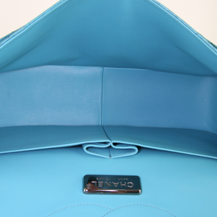 Borsa a tracolla Chanel Timeless jumbo in pitone blu - Detail D3