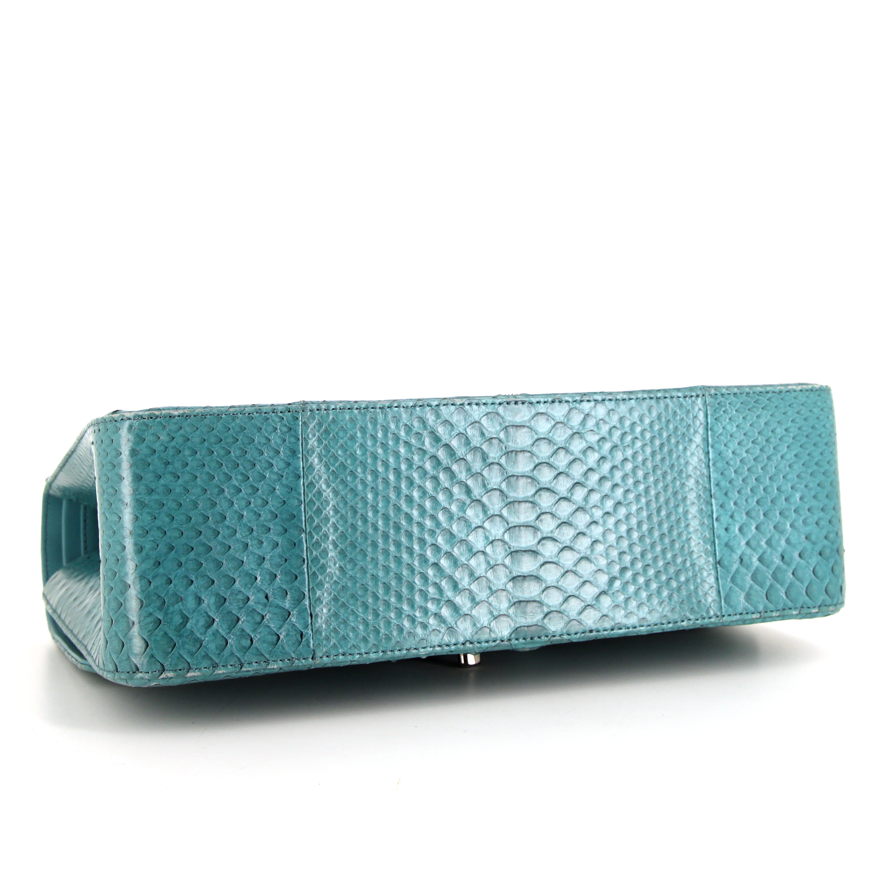 Bolso bandolera Chanel Timeless jumbo en piel de pitón azul - Detail D5