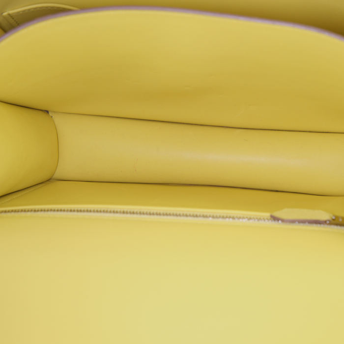 Sac bandoulière Hermes Constance en cuir epsom jaune Soufre - Detail D3