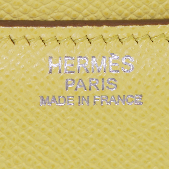 Bolso bandolera Hermes Constance en cuero epsom amarillo Soufre - Detail D4