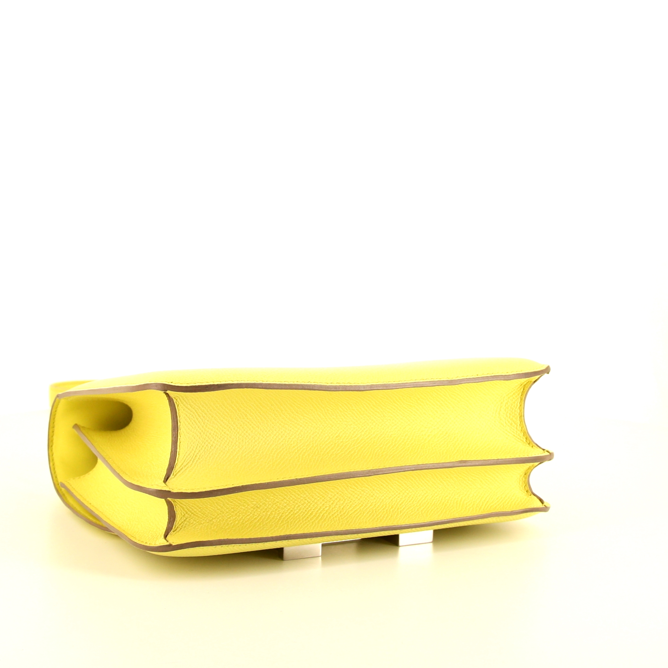 Bolso bandolera Hermes Constance en cuero epsom amarillo Soufre - Detail D5