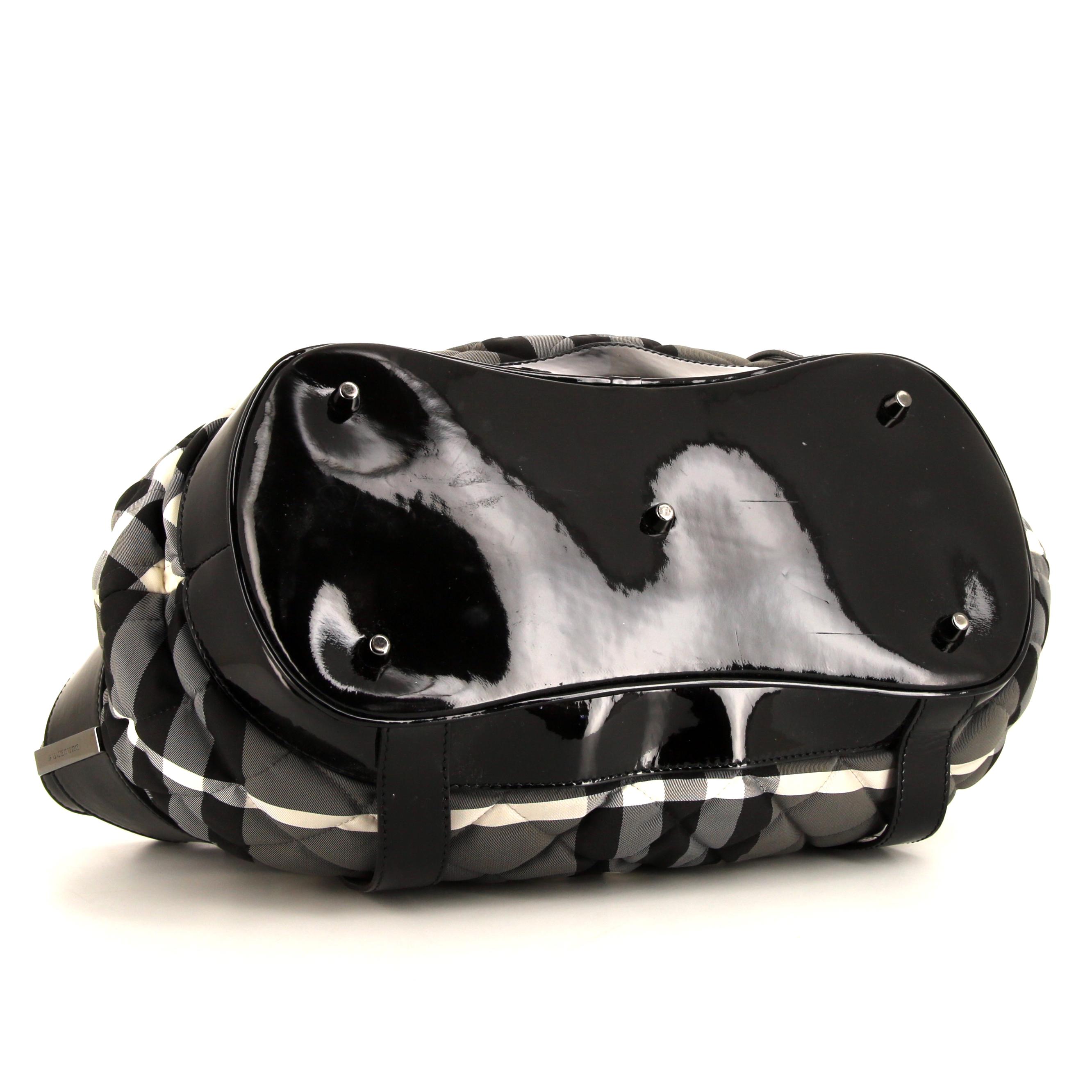 Sac cabas Burberry en toile Haymarket grise et cuir verni noir - Detail D4