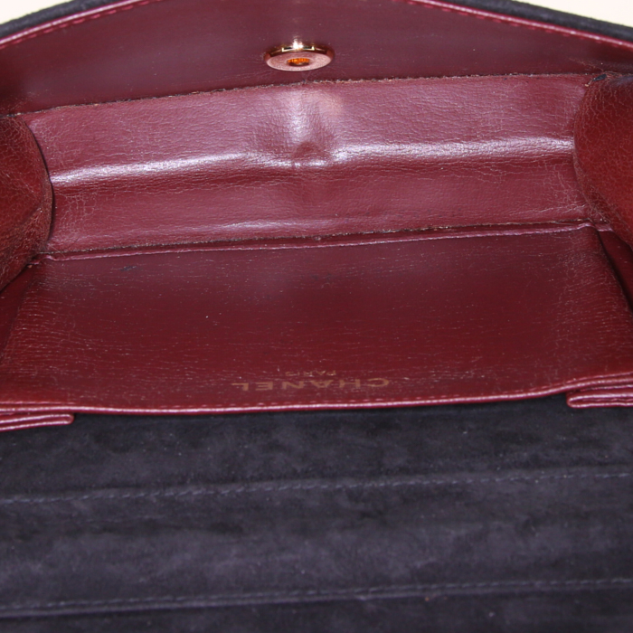 Bolso bandolera Chanel Mademoiselle en ante acolchado negro - Detail D2