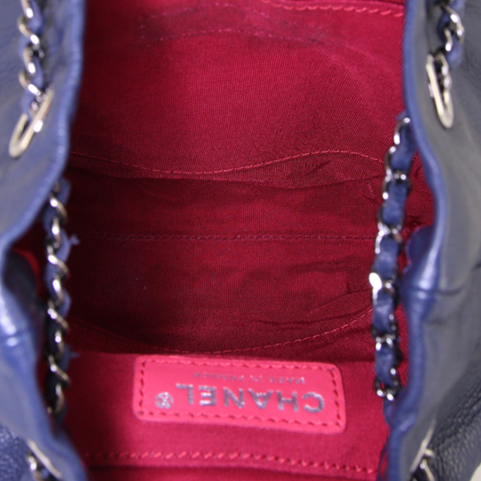 Borsa bisaccia Chanel in pelle trapuntata nera e pelle blu - Detail D2