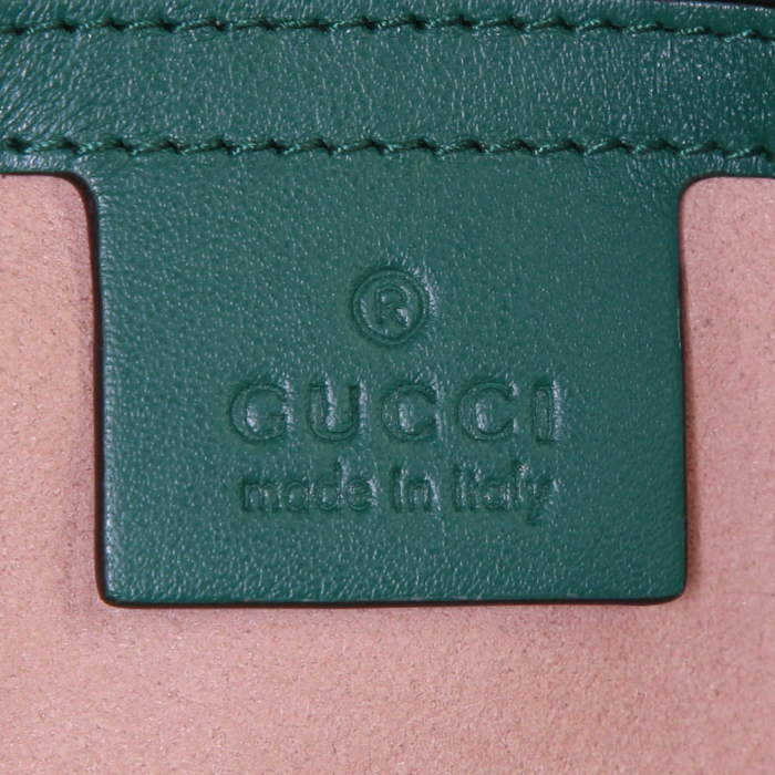 Bolso bandolera Gucci GG Marmont en cuero acolchado verde - Detail D4