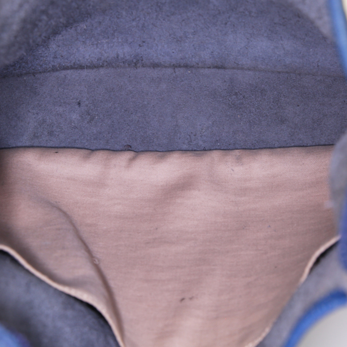 Sac bandoulière Hermes Vespa en cuir togo bleu - Detail D2