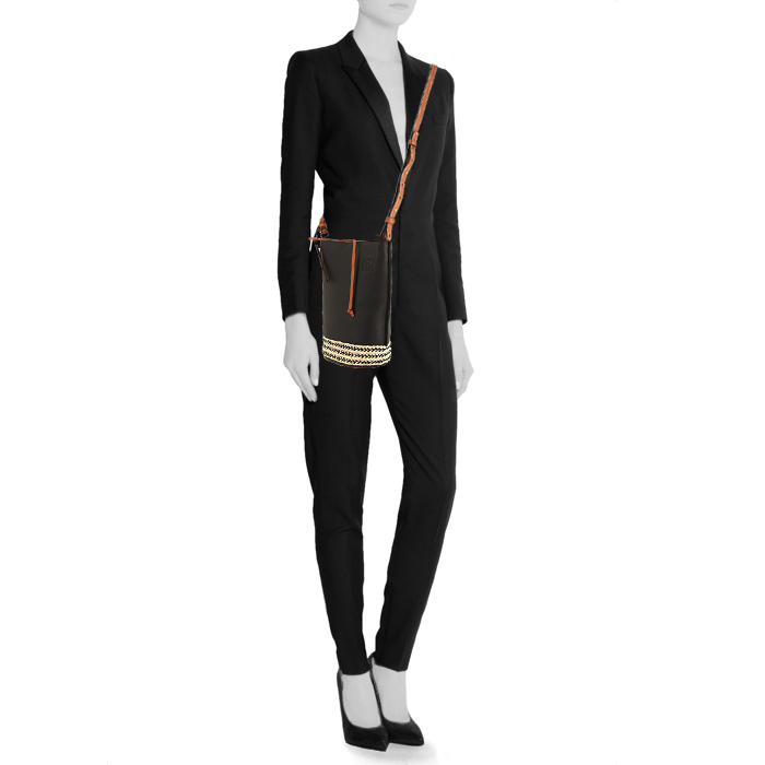 Sac de format bourse Loewe Bucket en cuir noir et raffia beige - Detail D1