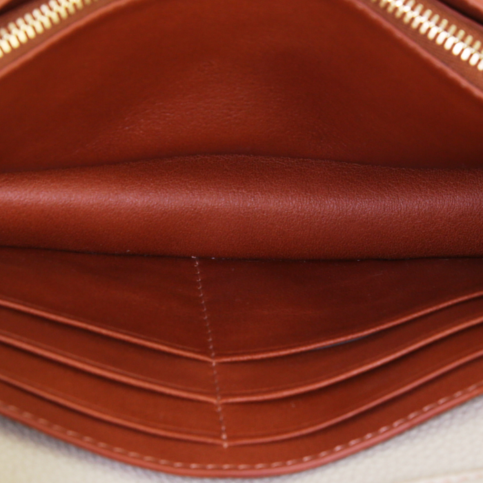 Sac bandoulière Loewe Bracelona petit modèle en cuir beige - Detail D2