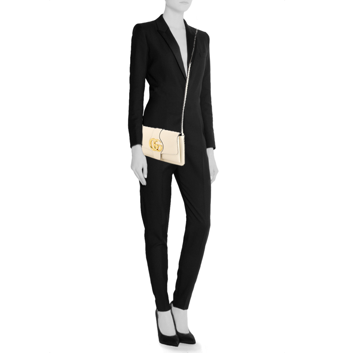 Bolso bandolera Gucci Double G en cuero blanco - Detail D1