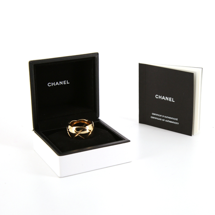 Sortija Chanel Coco modelo grande en oro amarillo - Detail D2