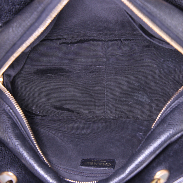 Bolso de mano Chanel Shopping PTT en cuero granulado acolchado negro - Detail D2
