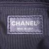 Bolso de mano Chanel Shopping PTT en cuero granulado acolchado negro - Detail D3 thumbnail