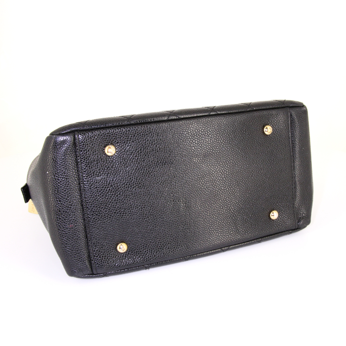 Bolso de mano Chanel Shopping PTT en cuero granulado acolchado negro - Detail D4