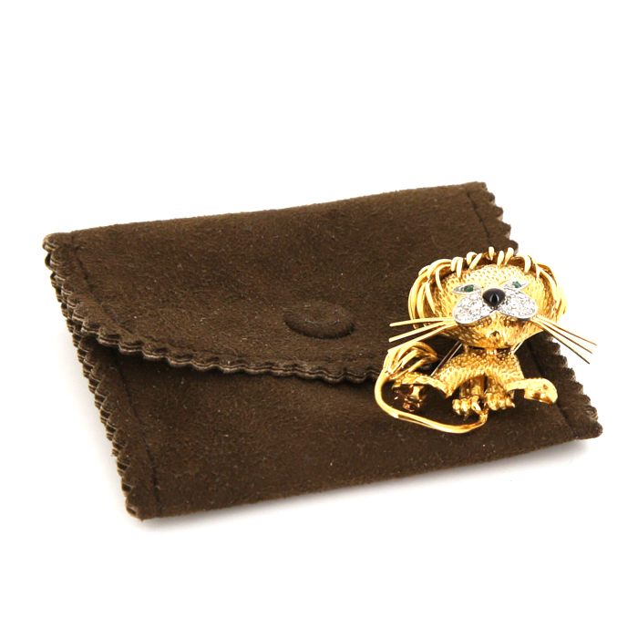 Broche-colgante época años 60 Van Cleef
Arpels Lion Ebouriffé modelo grande en oro amarillo, platino y diamantes, en esmeralda y en ónix - Detail D2