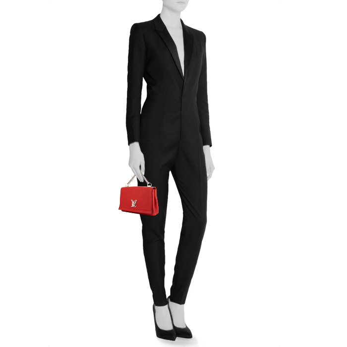 Louis Vuitton Lockme shoulder bag in red grained leather - Detail D1