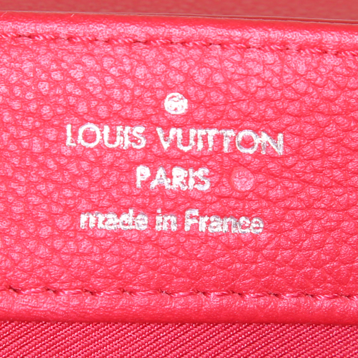 Borsa a tracolla Louis Vuitton Lockme in pelle martellata rossa - Detail D4